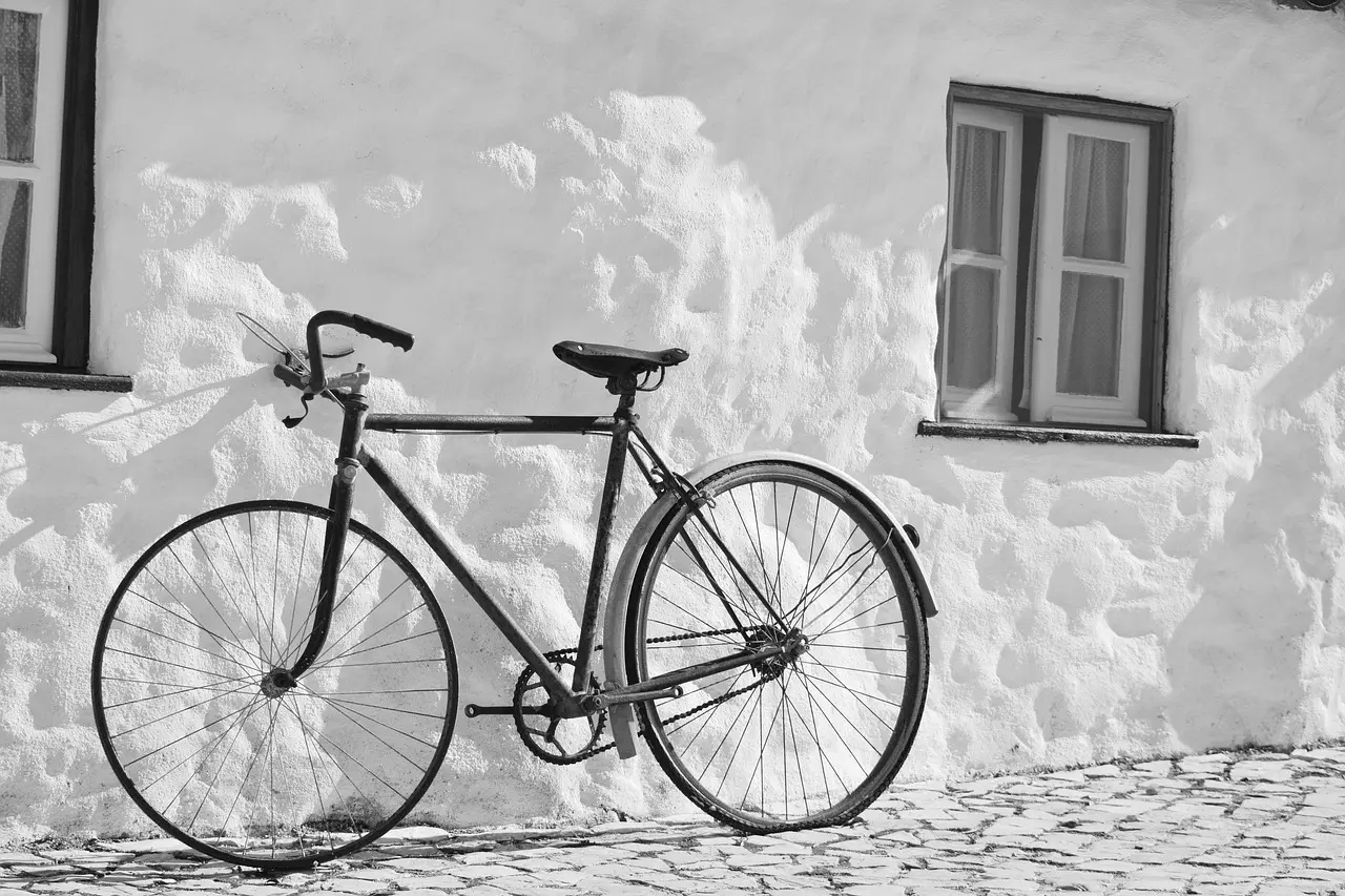 Gammel cykel lænet op ad en hvid mur