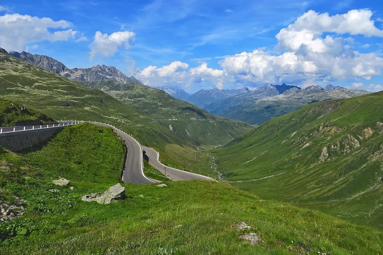 Snoet bjergvej gennem alpine dale